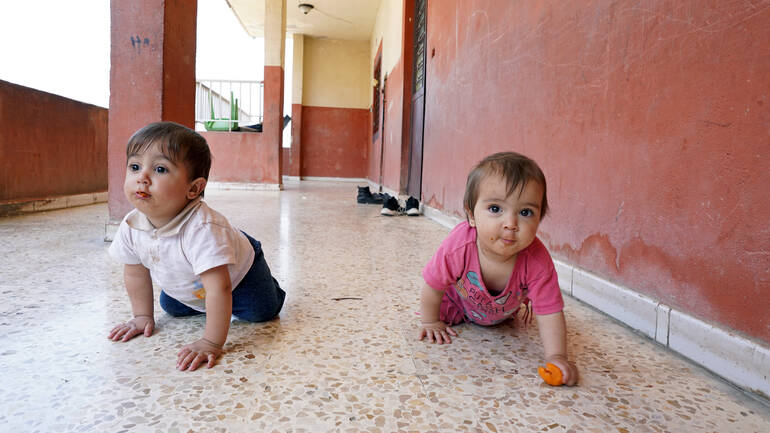 Akram und Nagham spielen vor ihrem Haus in der Sammelunterkunft im Südlibanon.
