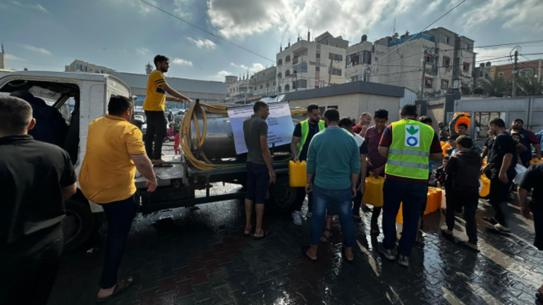 Unsere Teams verteilen Wasser an Menschen in Gaza.