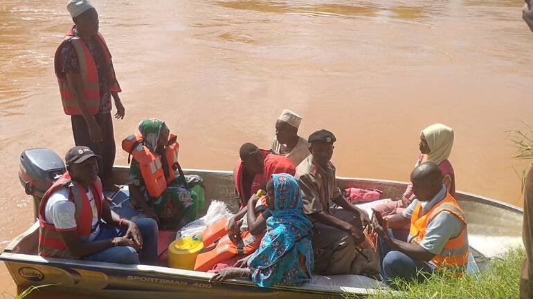 Am Fluss Tana sind die Straßen überflutet – die Menschen müssen sie mit Booten passieren.