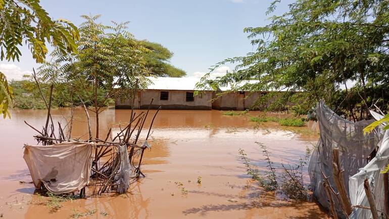 Ein Gebäude in Isiolo in Kenia steht nach den Überschwemmungen im April und Mai 2024 unter Wasser.