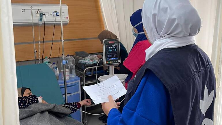 Mitarbeiterinnen von Aktion gegen den Hunger bei der Visite einer Frau im Krankenhaus in Gaza. Mitarbeiterinnen von Aktion gegen den Hunger bei der Visite einer Frau im Krankenhaus in Gaza.