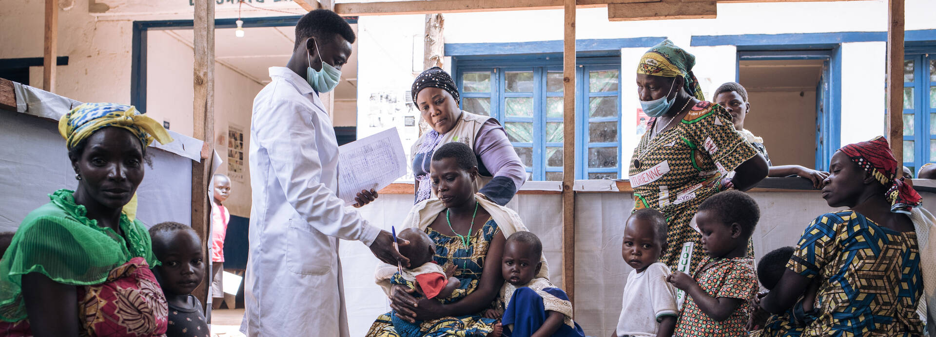 Mütter und Kinder im Gesundheitszentrum im Kongo