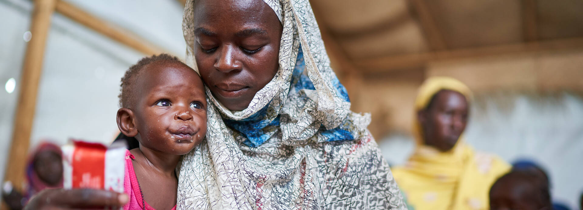 Im Tschad betreiben unsere Mitarbeitende Ernährungsaufklärung und verteilen therapeutische Fertignahrung zur Behandlung von Mangelernährung. Der anhaltende Konflikt im Sudan zwingt viele Menschen zur Flucht.