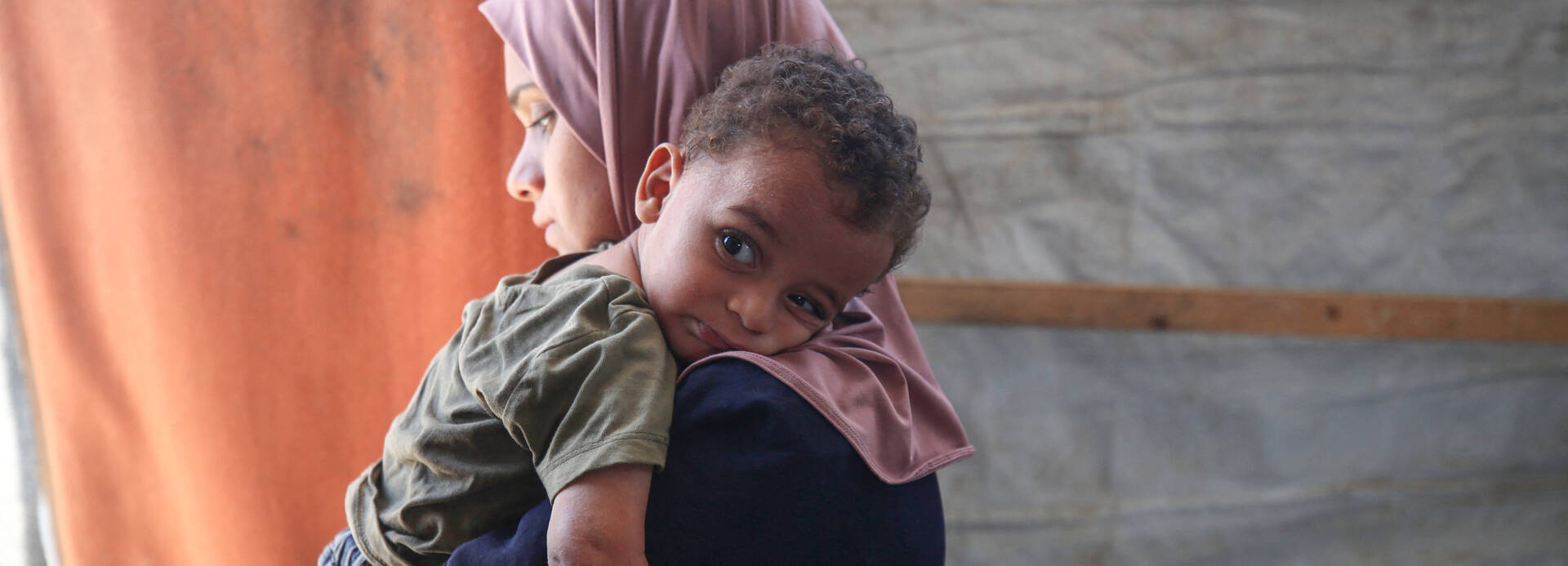 Polio gefährdet vor allem die Kleinsten: Der elf Monate alte Abdul Rahman, hier auf den Armen seiner Mutter, hat sich wahrscheinlich im Zeltlager angesteckt, in dem die Familie gerade lebt. Polio gefährdet vor allem die Kleinsten: Der elf Monate alte Abdul Rahman, hier auf den Armen seiner Mutter, hat sich wahrscheinlich im Zeltlager angesteckt, in dem die Familie gerade lebt.