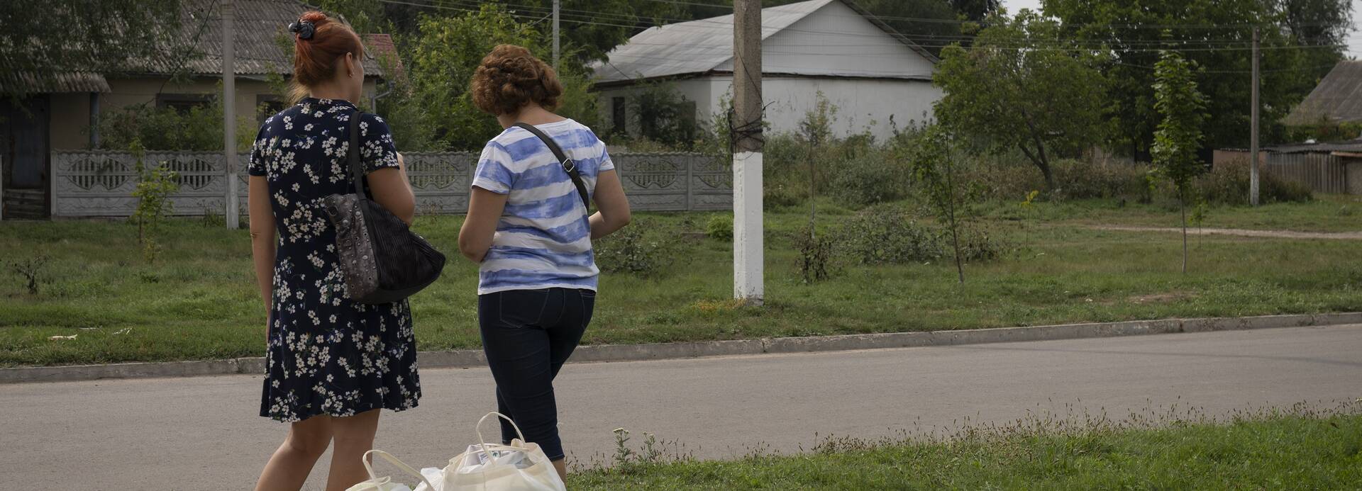 Zwei Frauen aus der Ukraine stehen neben Lebensmittel- und Hygienekits, die sie von Aktion gegen den Hunger und dem lokalen Partner Communitas im Osten Moldawiens erhalten haben.