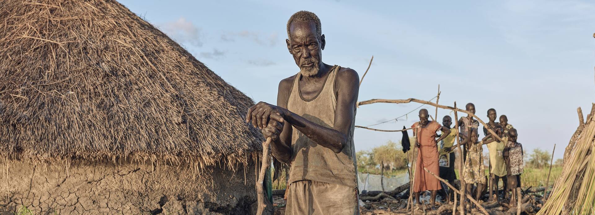 Yoak Chatin, 80, steht neben seinem behelfsmäßigen Haus im Dorf Wangkotha in Old Fangak im Südsudan.