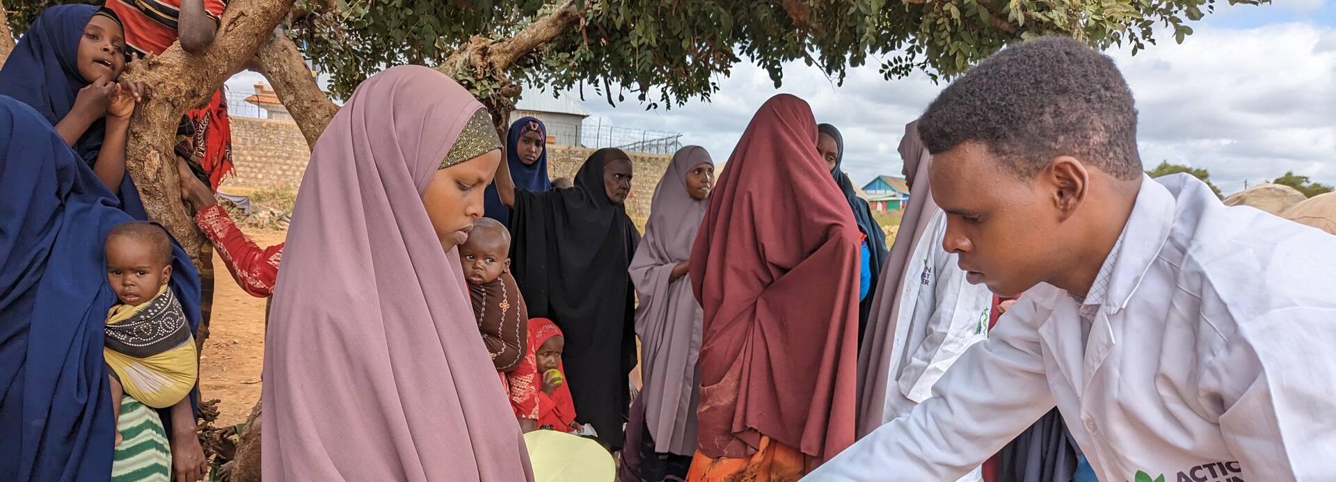 Das Bild zeigt die Ausgabe von Nahrungsmitteln in Baidoa in Somalia.