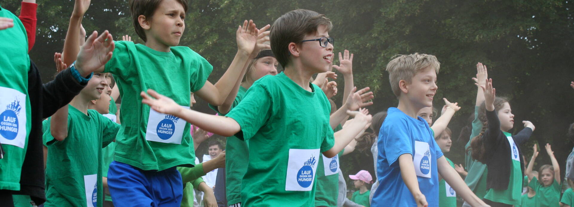 Schüler*innen bei Aufwärmübungen für den Lauf gegen den Hunger.