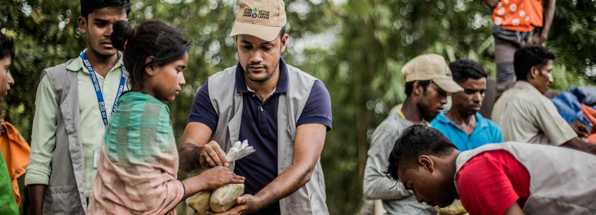 Das Team von Aktion gegen den Hunger hilft Menschen in Not in Bangladesch und verteilt Nahrungsmittel.