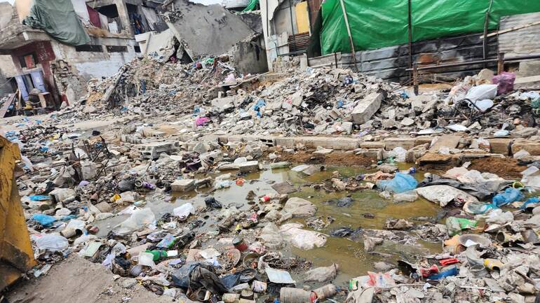 Zerstörte Häuser, zerstörte Infrastruktur – Abfall und Abwasser in Gaza bergen große Gefahren.