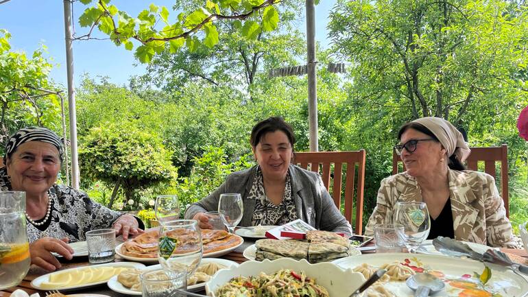 Vertreterinnen des Ältestenrats im Pankisi-Tal in Georgien beim Mittagessen