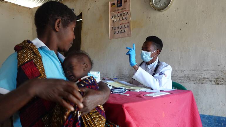 Madalena besucht mit ihrer Tochter die mobile Klinik von Aktion gegen den Hunger