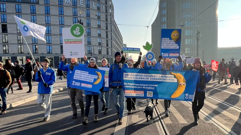 Das Team von Aktion gegen den Hunger bei Wir haben es satt 2025