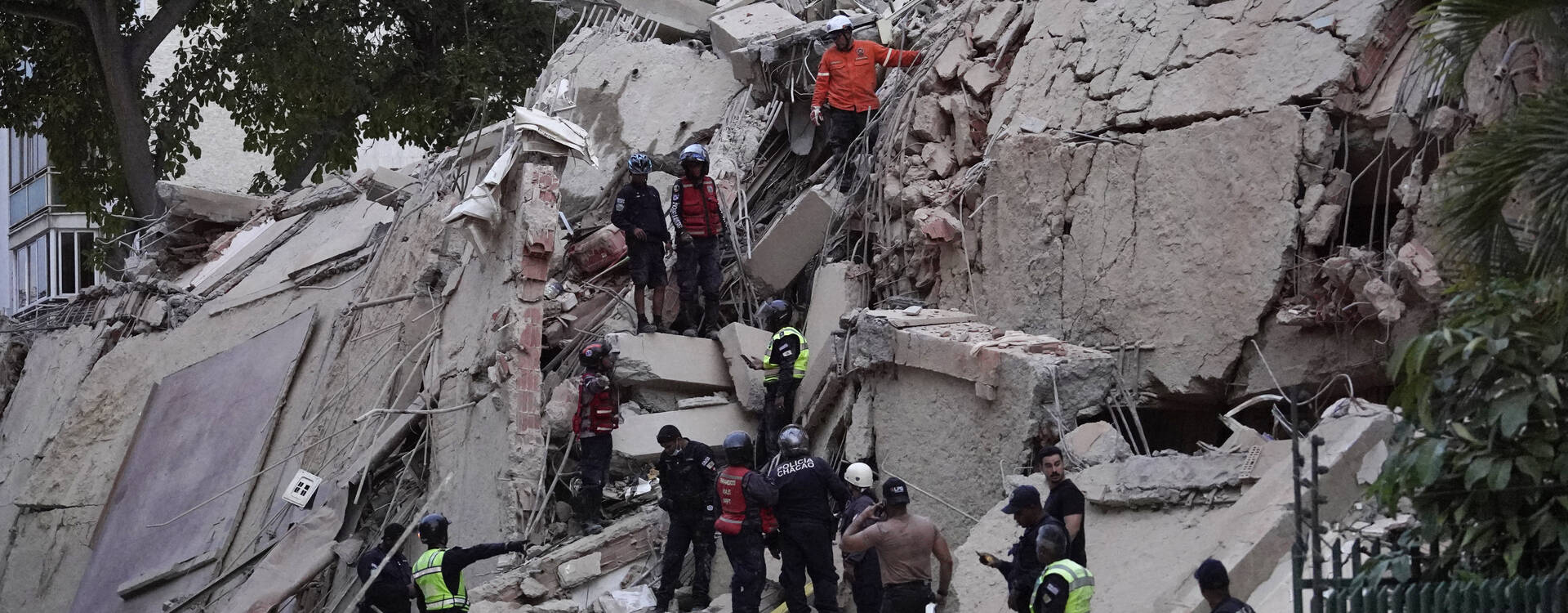 Rettungskräfte bei Nothilfe nach Erdbeben in Caracas, Venezuela Rettungskräfte bei Nothilfe nach Erdbeben in Caracas, Venezuela
