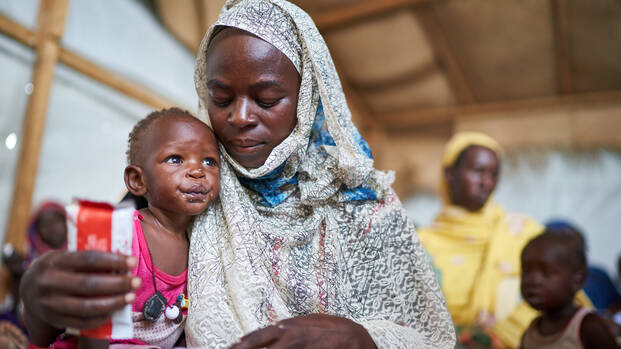 Im Tschad betreiben unsere Mitarbeitende Ernährungsaufklärung und verteilen therapeutische Fertignahrung zur Behandlung von Mangelernährung. Der anhaltende Konflikt im Sudan zwingt viele Menschen zur Flucht.