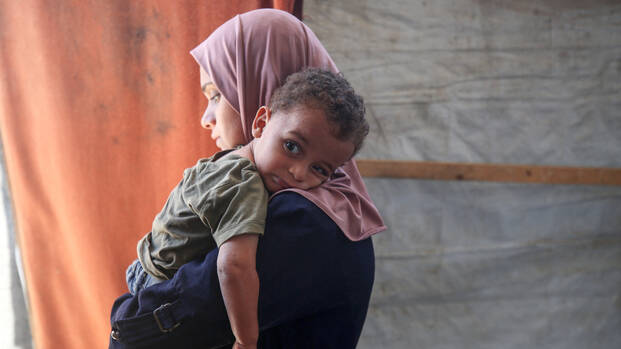 Polio gefährdet vor allem die Kleinsten: Der elf Monate alte Abdul Rahman, hier auf den Armen seiner Mutter, hat sich wahrscheinlich im Zeltlager angesteckt, in dem die Familie gerade lebt.