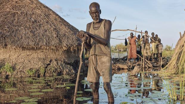 Yoak Chatin, 80, steht neben seinem behelfsmäßigen Haus im Dorf Wangkotha in Old Fangak im Südsudan.