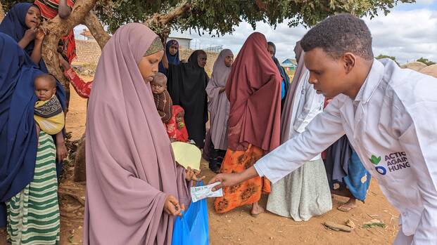 Das Bild zeigt die Ausgabe von Nahrungsmitteln in Baidoa in Somalia.