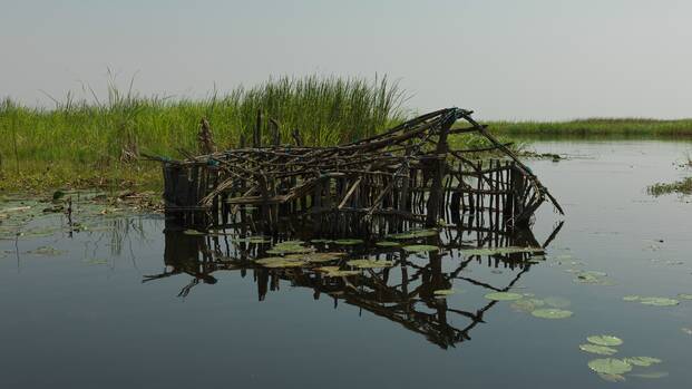 Überreste eines Hauses aus Holz ragen aus dem Wasser in einem Überschwemmungsgebiet im Südsudan.