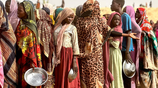 Menschen aus dem Sudan beim Warten auf Nahrungsmittel Menschen aus dem Sudan beim Warten auf Nahrungsmittel