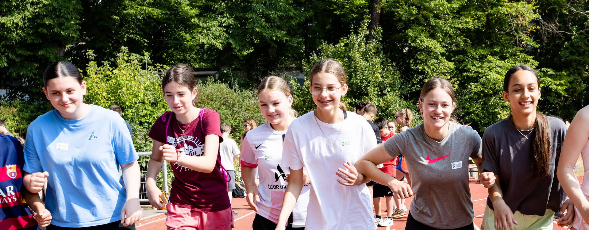 Kinder zeigen sportliches Engagement für den Lauf gegen den Hunger. Kinder zeigen sportliches Engagement für den Lauf gegen den Hunger.